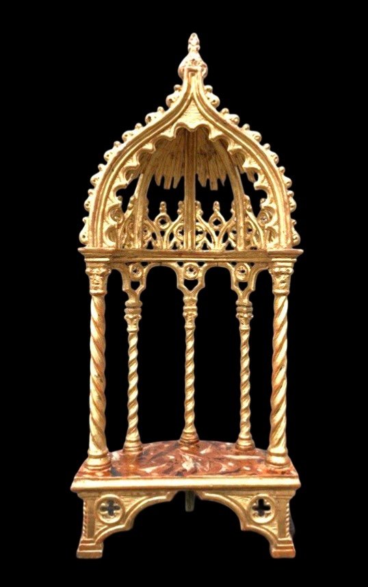 Support Néo-gothique De Type 'baldacchino' En Bois Et Feuille d'Or Avec Base Marbrée.