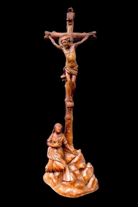 Petite Sculpture En Buis Représentant Le Christ En Croix Et Madeleine