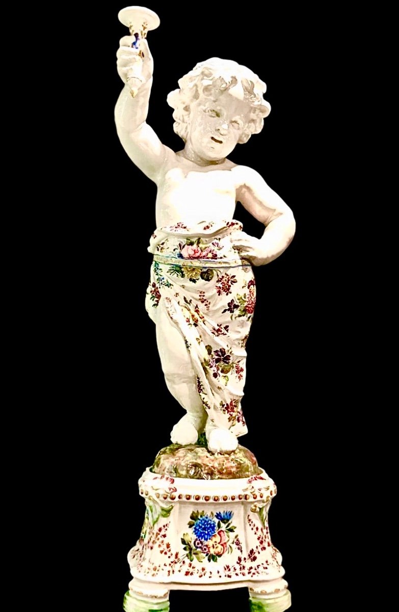 Paire De Grands Bougeoirs Putti En Majolique à Décor Floral Polychrome