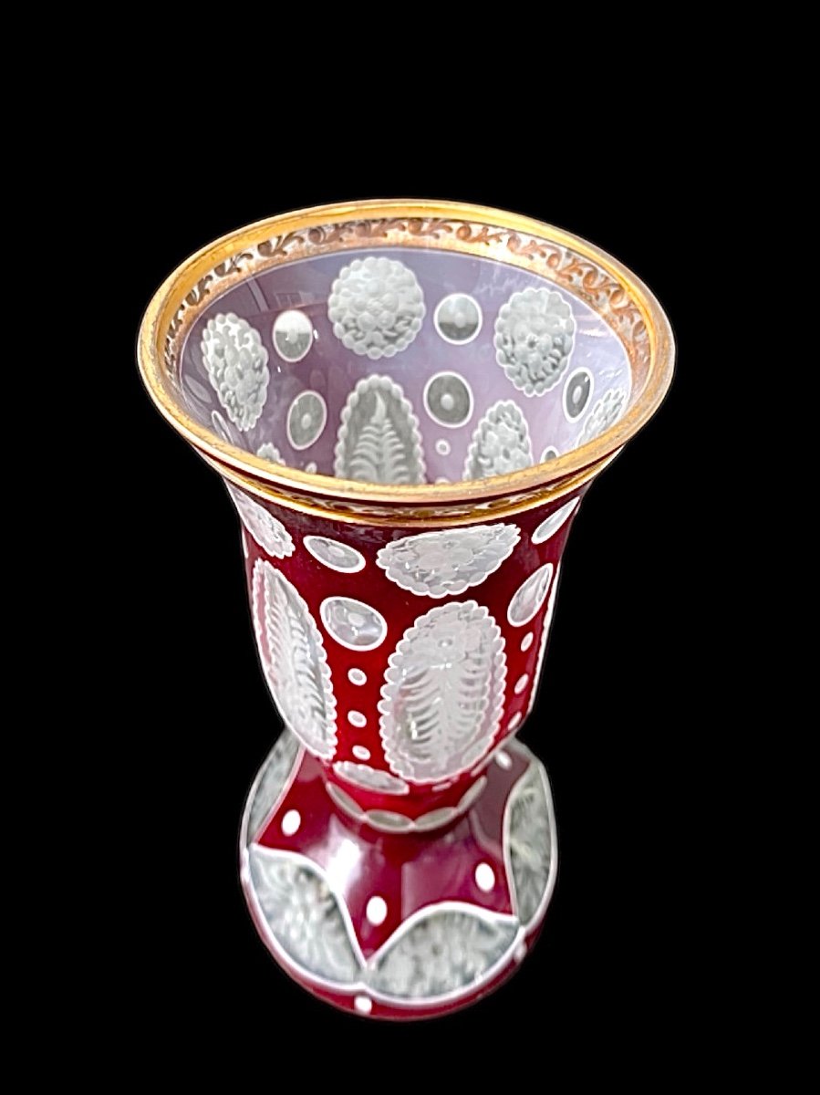 Glass Cup In Jacketed Glass With Bubbles And Stylised Plant Motifs And Gold. -photo-3