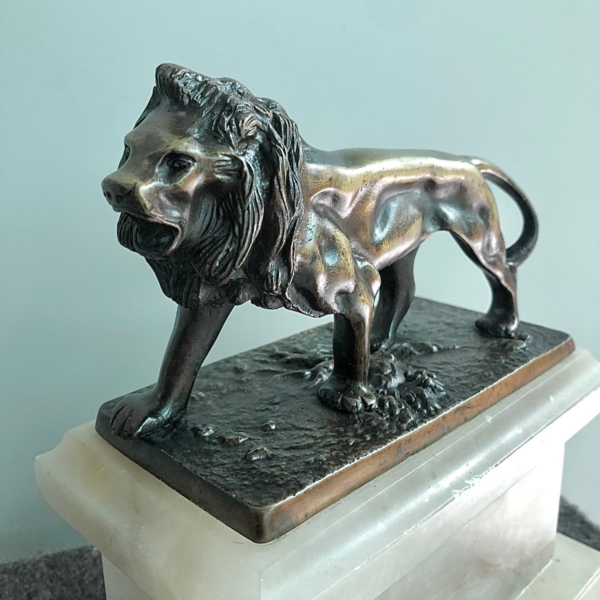 Lion En Bronze Sur Socle En Albâtre.-photo-2