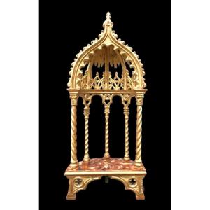 Support Néo-gothique De Type 'baldacchino' En Bois Et Feuille d'Or Avec Base Marbrée.