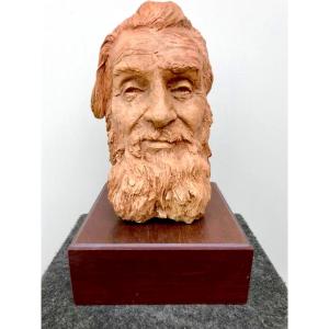 Sculpture En Terre Cuite Représentant La Tête d'Un Personnage Masculin Portant Une Barbe. 