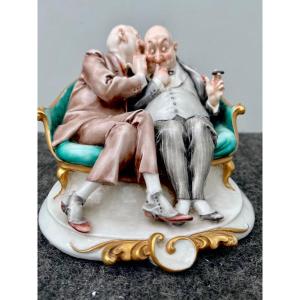 Sculpture Caricaturale En Porcelaine Représentant Un Couple d'Amis Se Parlant à l'Oreil