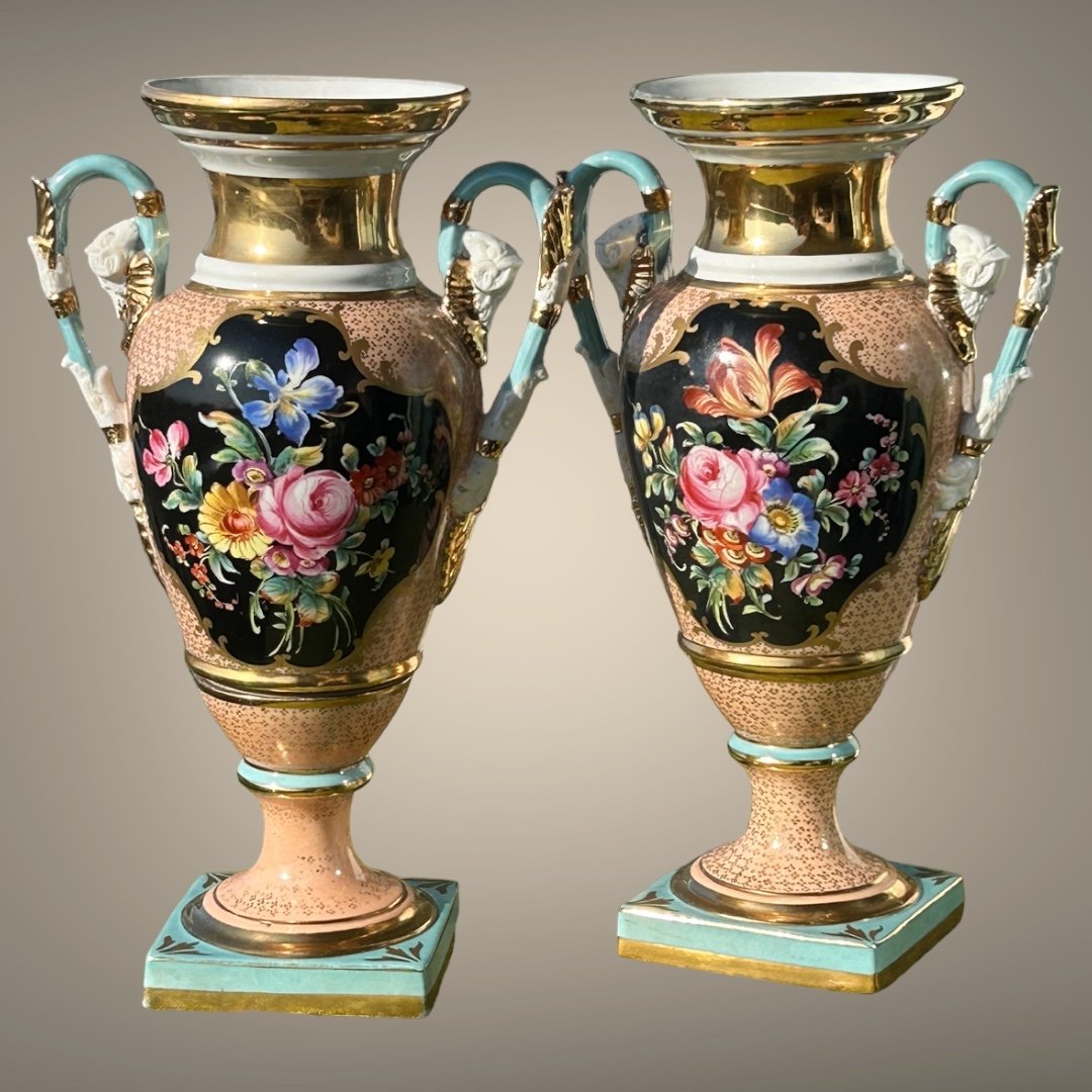 Belle Paire De Vases En Porcelaine"