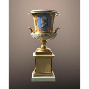 Vase Médicis XIXème En Porcelaine De Paris   Décor à L’antique