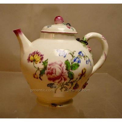 Teapot, Mennecy, 18th Century.