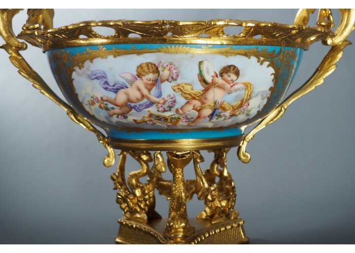 Grande coupe en porcelaine, monture en bronze doré - style SEVRES