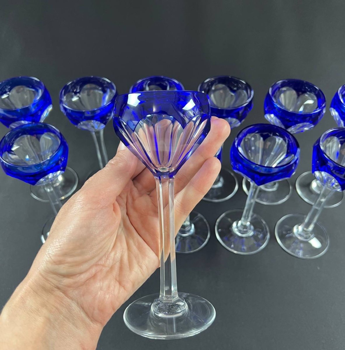 Saint Louis: 11 Verres à Vin En Cristal Overlay Bleu, Modèle Bristol.-photo-1