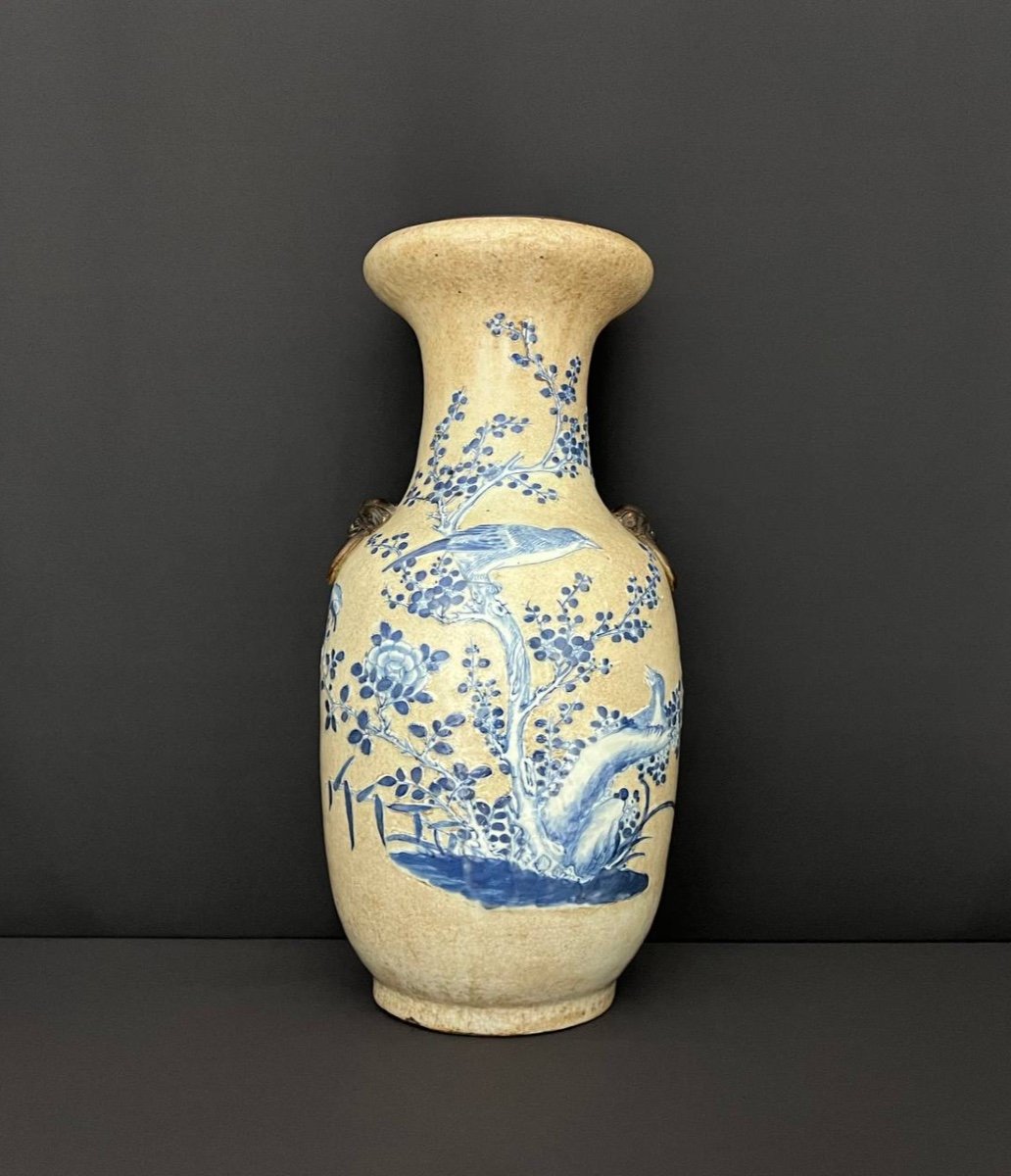 Chine. Nankin. Vase à Décor En Relief d'Oiseaux