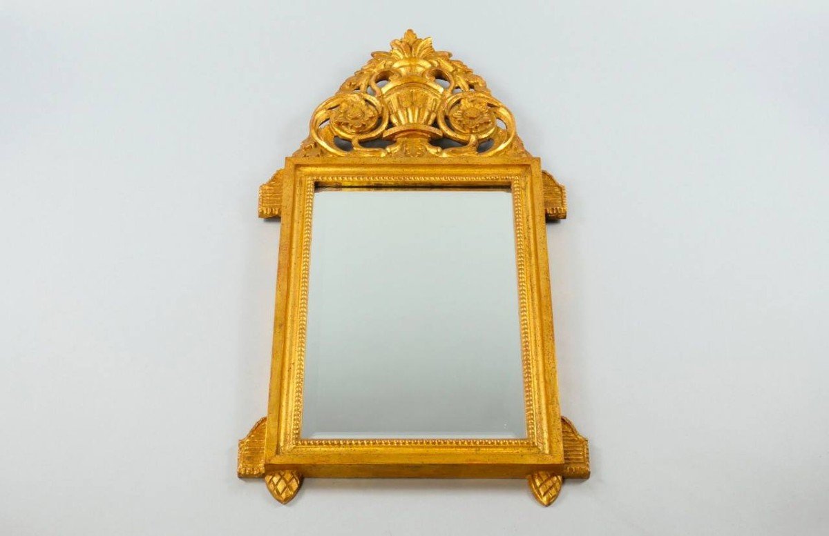 Miroir En Bois Doré De Style Louis XVI à Décor En Fronton d'Une Coupe Et De Végétaux-photo-1