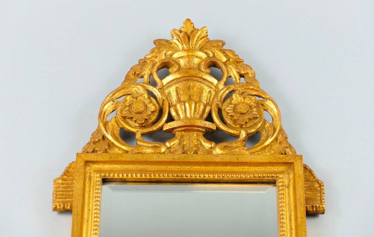 Miroir En Bois Doré De Style Louis XVI à Décor En Fronton d'Une Coupe Et De Végétaux-photo-2