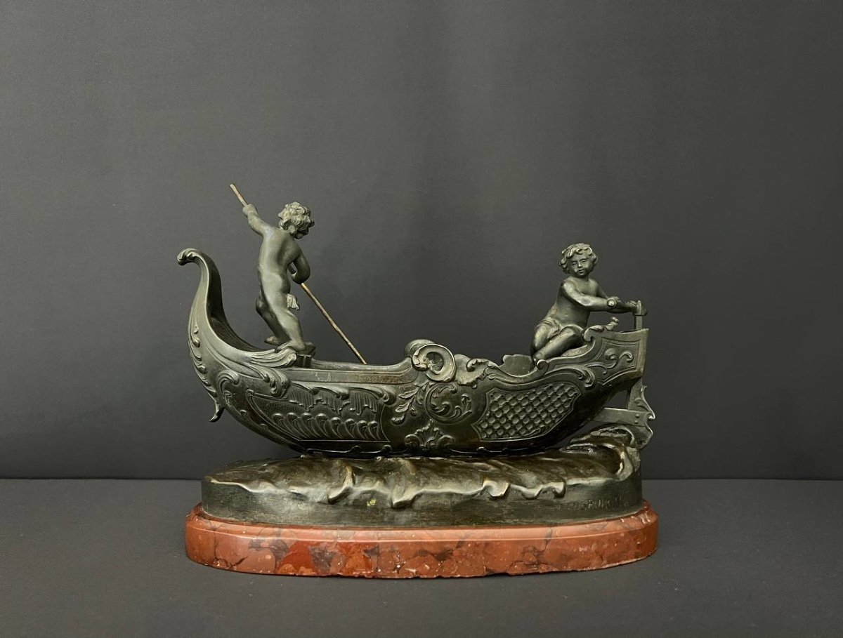 Sujet En Bronze Attribuée à Sylvain Kinsburger (1855-1935). Bateau Guidé Par Deux Amours