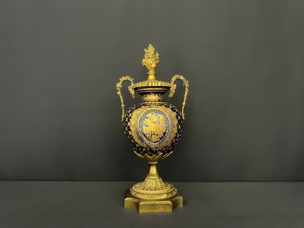 Vase  à Couvercle En Porcelaine Et Bronze Doré De Style Louis XVI.-photo-2