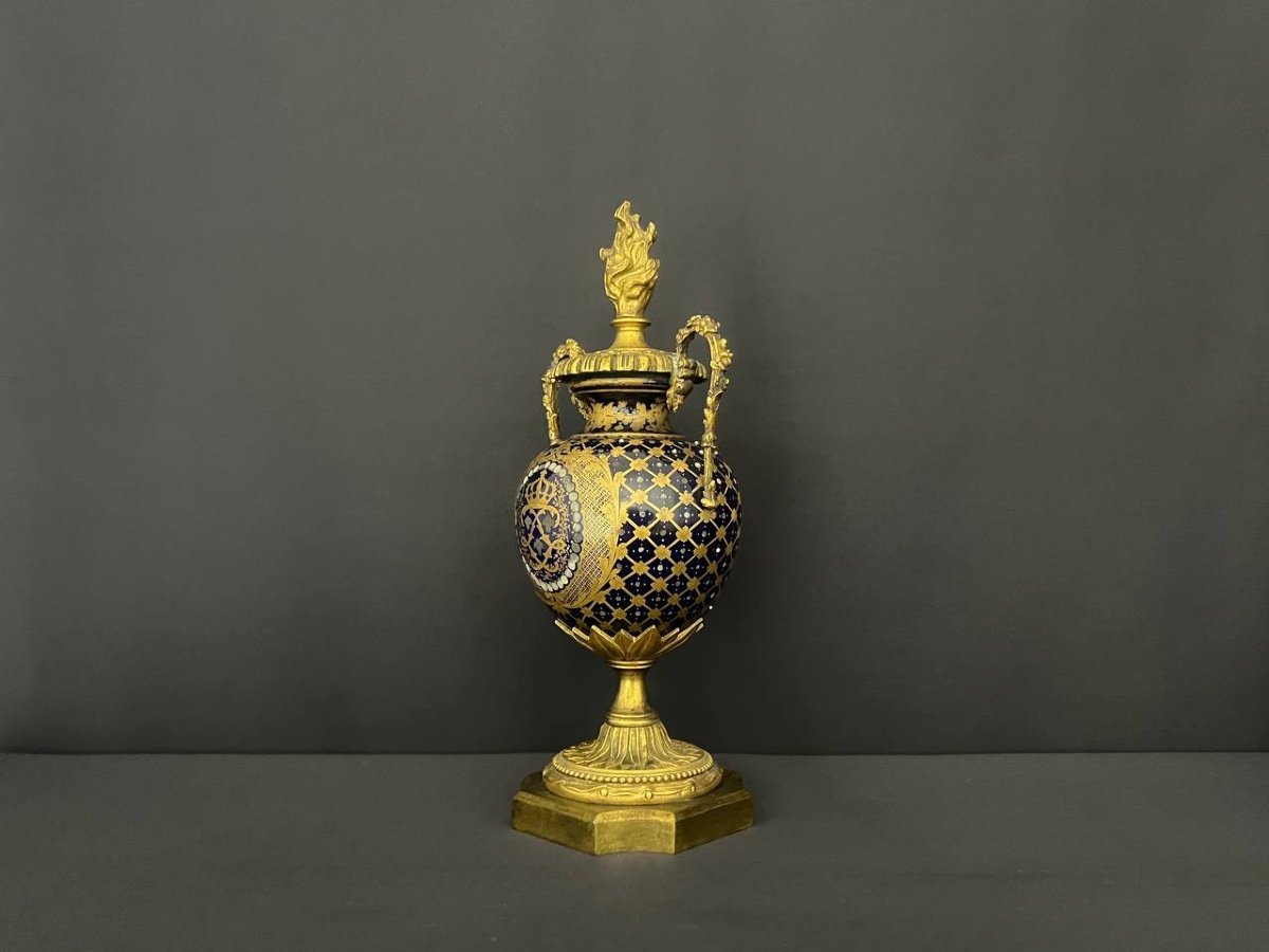 Vase  à Couvercle En Porcelaine Et Bronze Doré De Style Louis XVI.-photo-3