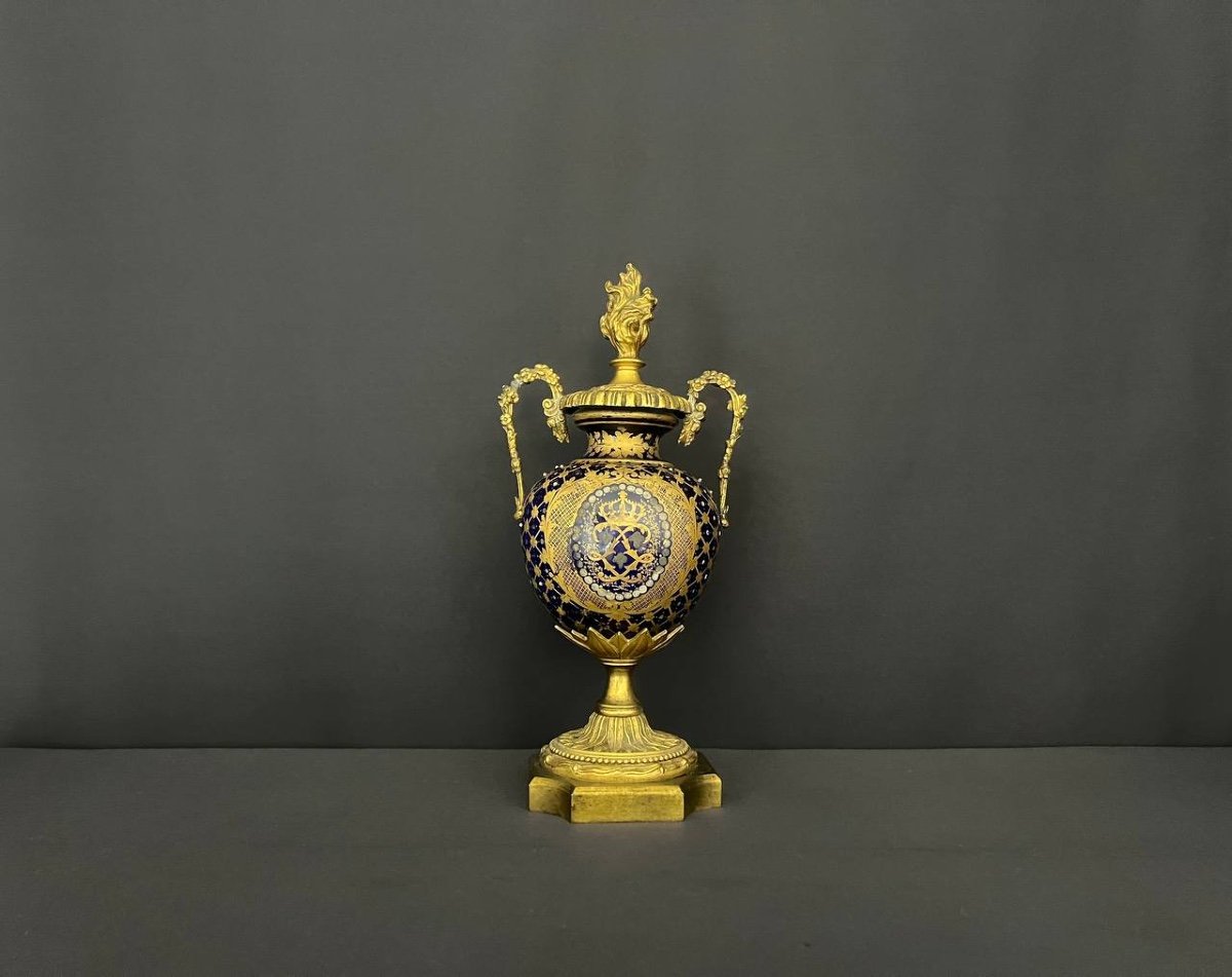 Vase  à Couvercle En Porcelaine Et Bronze Doré De Style Louis XVI.-photo-6