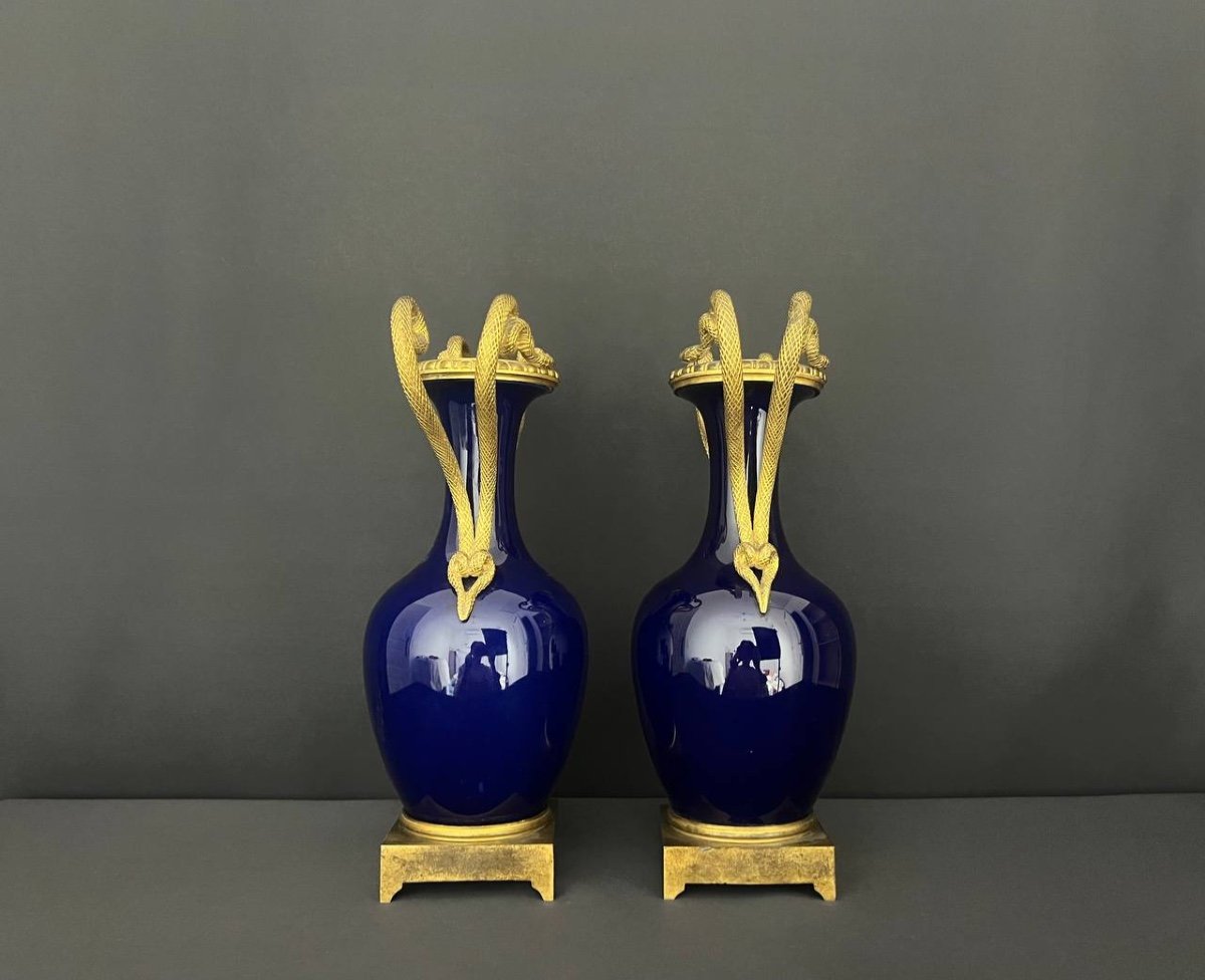 Paire De Vases En Porcelaine Bleu De Sèvres Et Bronze Doré-photo-1