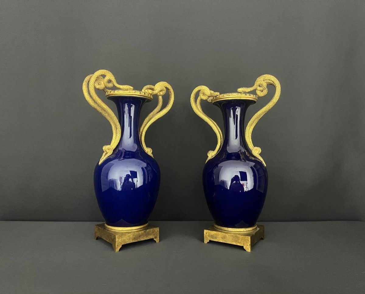 Paire De Vases En Porcelaine Bleu De Sèvres Et Bronze Doré