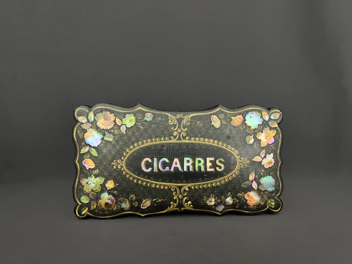 Antique Cigar Box In Black Lacquer And Mother-of-pearl - 19th Century