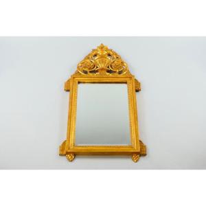 Miroir En Bois Doré De Style Louis XVI à Décor En Fronton d'Une Coupe Et De Végétaux.