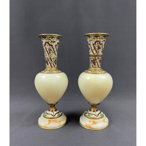 Paire De Vases Néoclassiques Du XIXe Siècle En Bronze Et émail Cloisonné