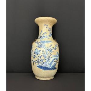 Chine. Nankin. Vase à Décor En Relief d'Oiseaux