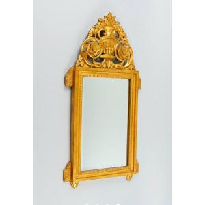 Miroir En Bois Doré De Style Louis XVI à Décor En Fronton d'Une Coupe Et De Végétaux