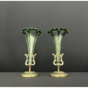 Paire De Vases Cornets En Cristal Doublé Vert Et Monture En Bronze