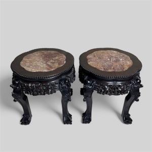 Paire De Tabourets Chinois En Bois Sculpté Avec Plateau En Marbre