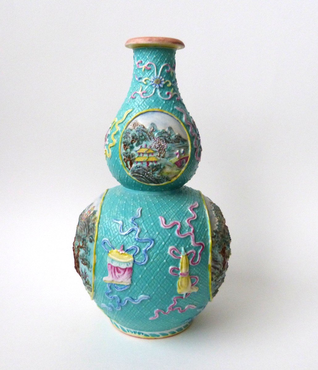 20th Century Chinese Porcelain Vase With Relief Decor -photo-2