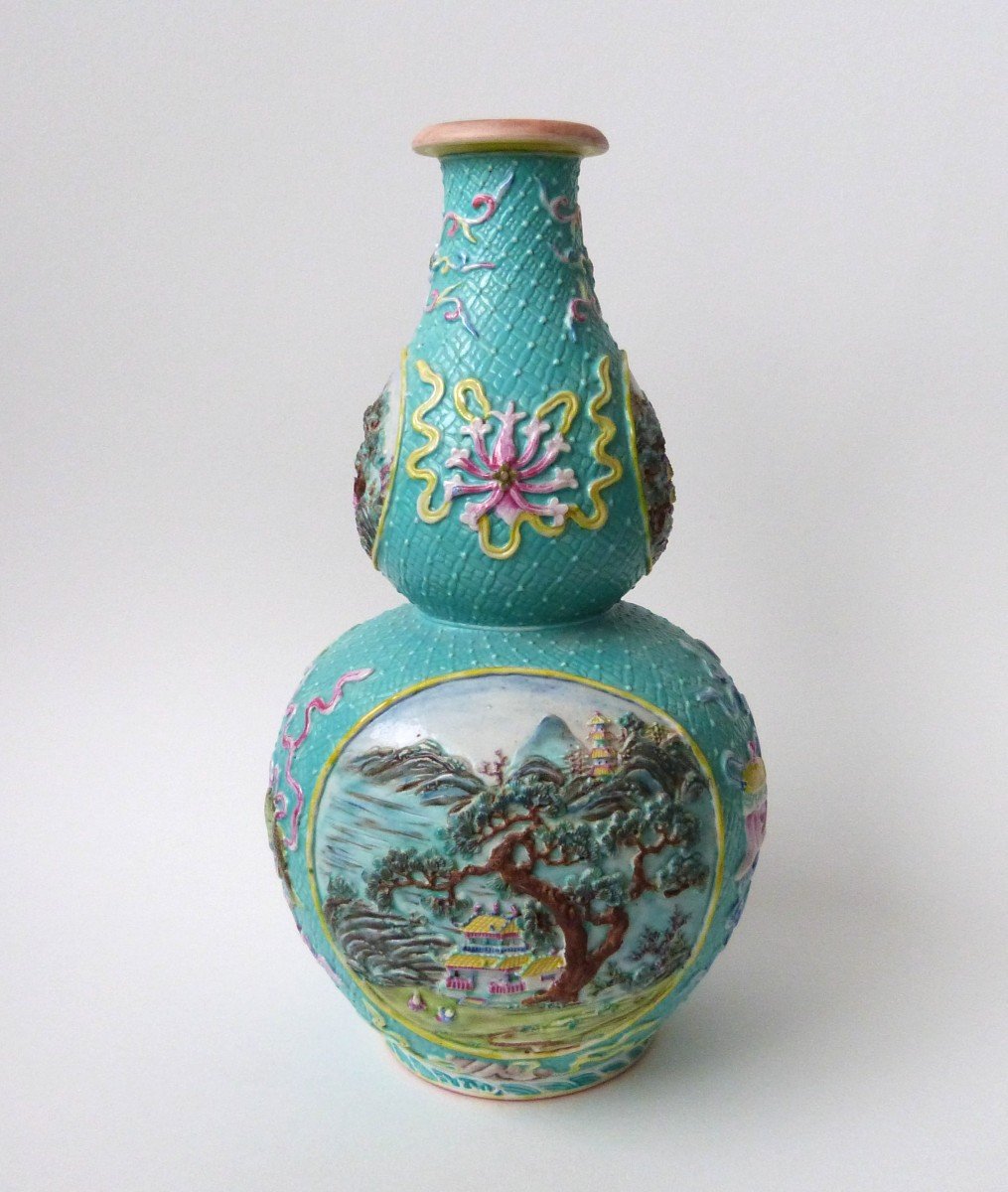 20th Century Chinese Porcelain Vase With Relief Decor -photo-2