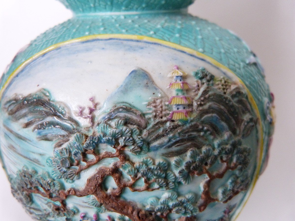 20th Century Chinese Porcelain Vase With Relief Decor -photo-3