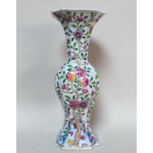 Vase En Porcelaine De Chine XVIIIeme Dynastie Qing Décor Pêches Et Grenades 