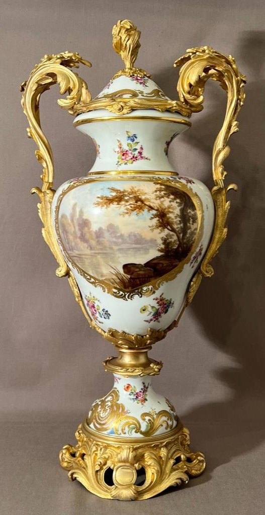 Grand Vase En Porcelaine Eugene Clauss Paris – XIXème. Montée Bronze Doré  -photo-3