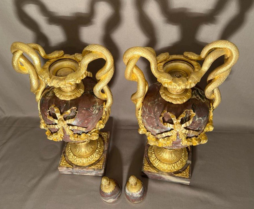 Paire Des Vases En Marbre Brèche Violette Et Bronze Doré De Style Louis XVI Du 19ème Siècle-photo-2