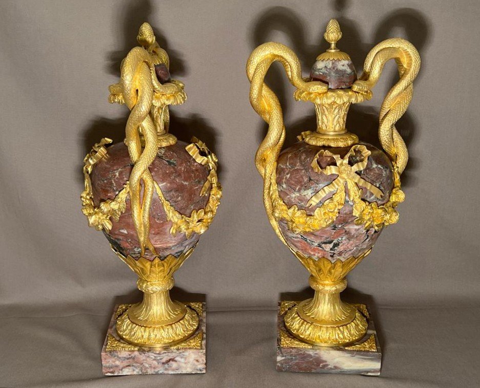 Paire Des Vases En Marbre Brèche Violette Et Bronze Doré De Style Louis XVI Du 19ème Siècle