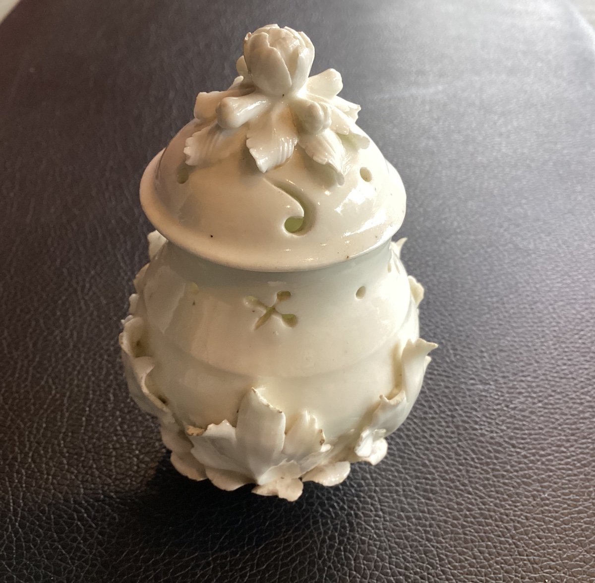 Petit Vase Couvert En Porcelaine De Tournai