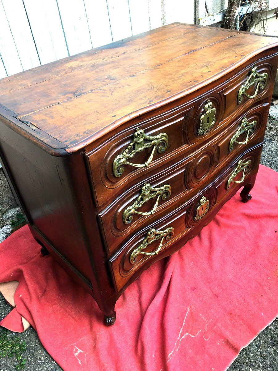 Commode d'époque Louis XV Galbée Régionale Noyer Trois Tiroirs Décorée De Bronzes à La Couronne-photo-4