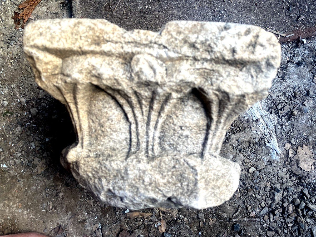 Very Beautiful Gothic Capital From The 15th Century All Sides With Soft Limestone Arcature Pattern