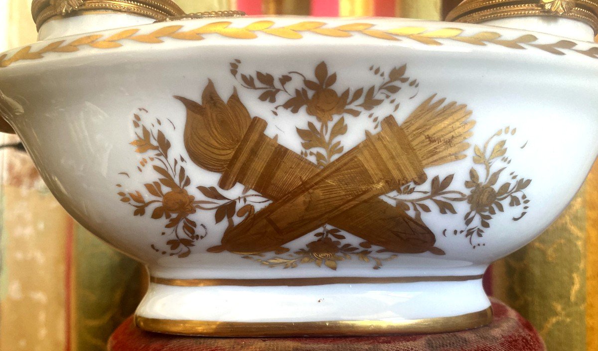 Superb Navette Inkwell With Rich Decor With Two Gold Attributes  1er Empire On A Whit  Enamelled Background-photo-1
