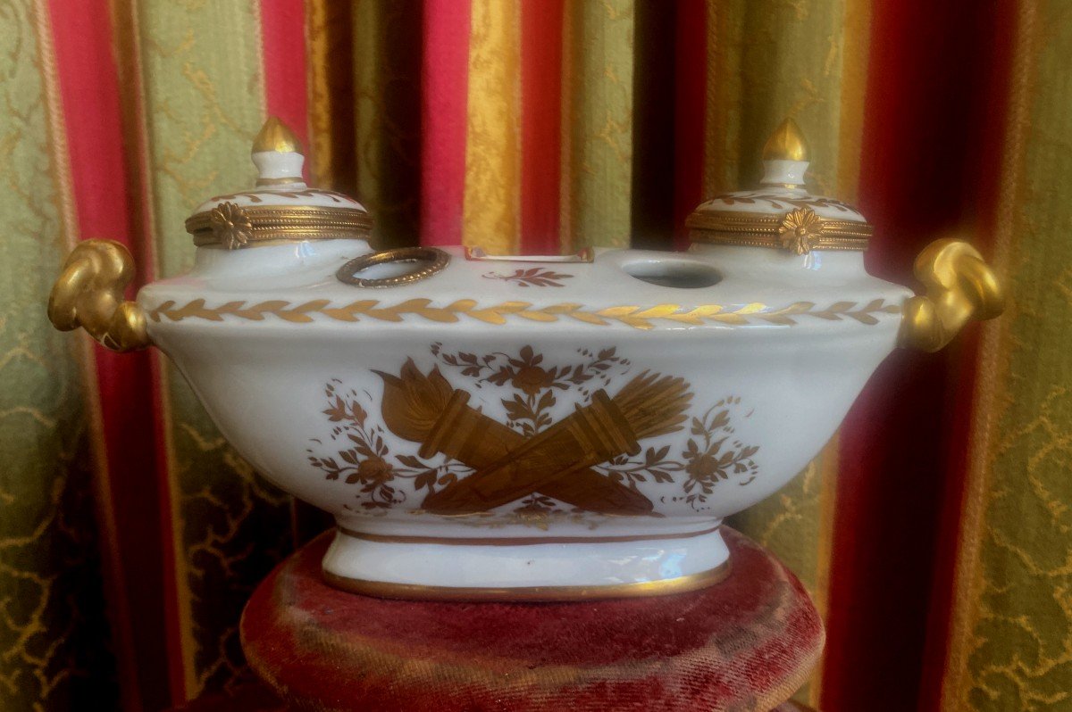 Superb Navette Inkwell With Rich Decor With Two Gold Attributes  1er Empire On A Whit  Enamelled Background