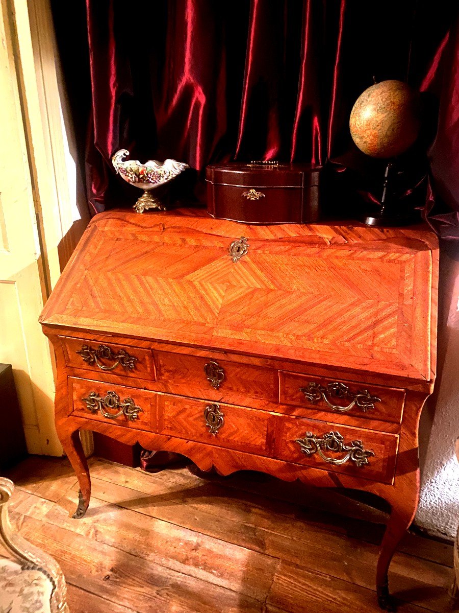 Magnifique Bureau De Pente d'époque Louis XV  Mouvementé Marqueterie De Noyer Et Merisier 18ème