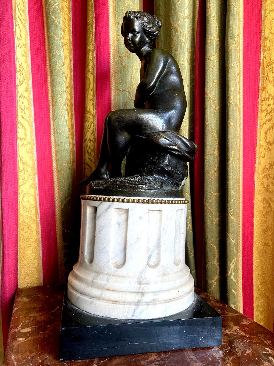 Bronze Patiné 18ème d'Une Jeune Baigneuse Nue Au Drapé ,Assise sur une Base De Colonne Cannelée-photo-1