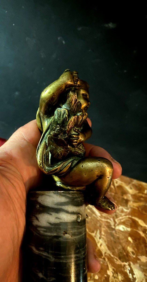  Beau Putti , Bronze Patiné Assis à La Conque Végétale Sur Une Colonne époque XVIIIème Louis XV-photo-4