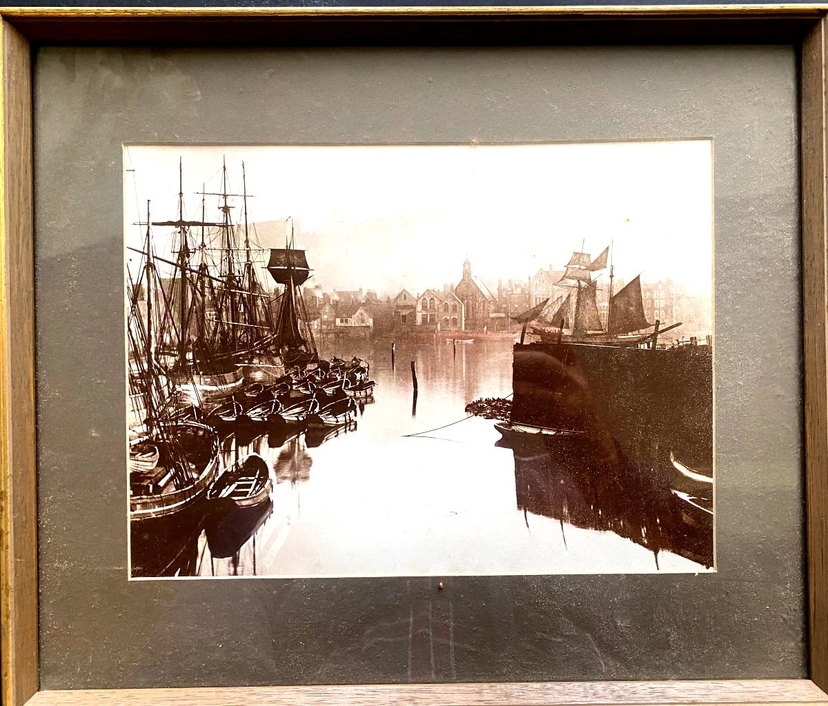 Beau tirage sépia  d’un port Flamand Encadré Aux Grand Nombre De Bateaux