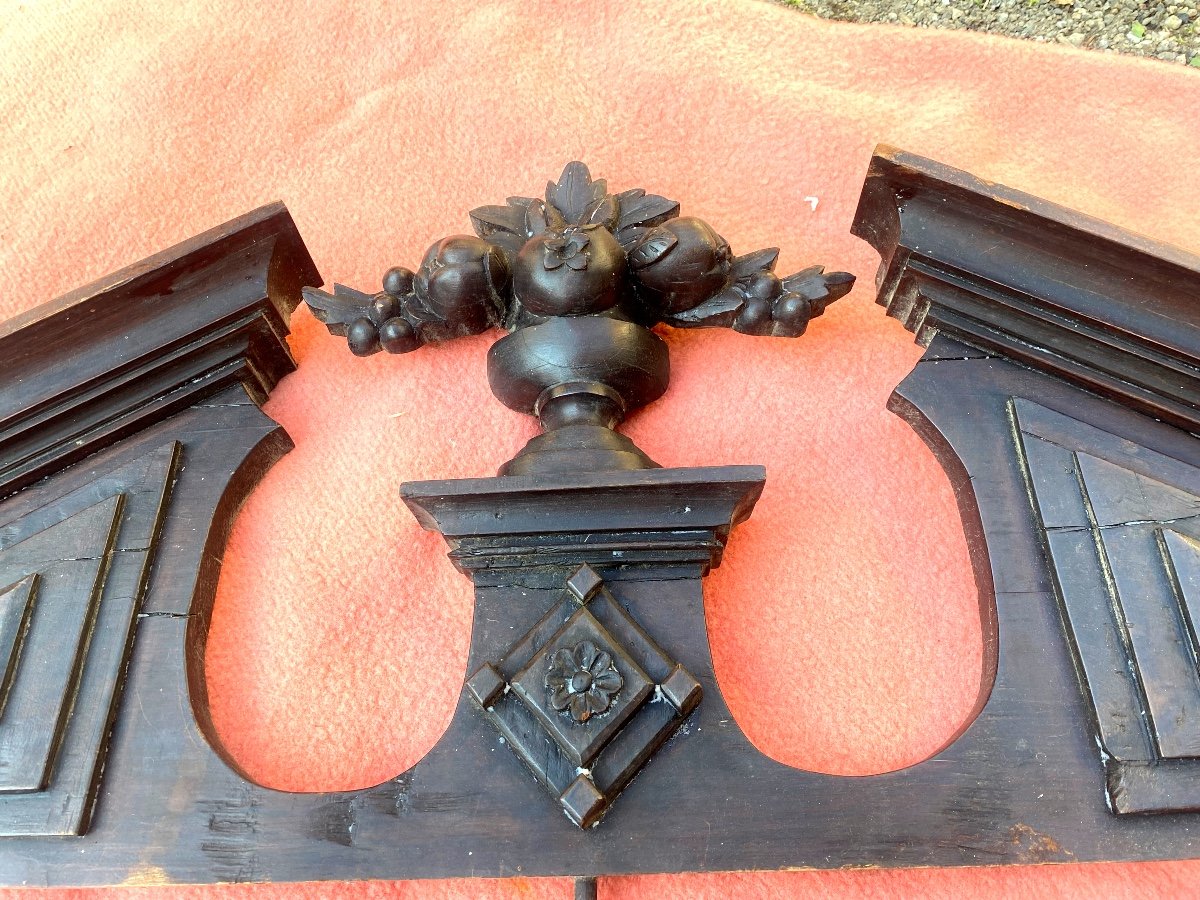 Beautiful Pediment Called "broken", In Dark Stained Pear Wood Decorated In The Center With A Medici Vase With Fruits-photo-1