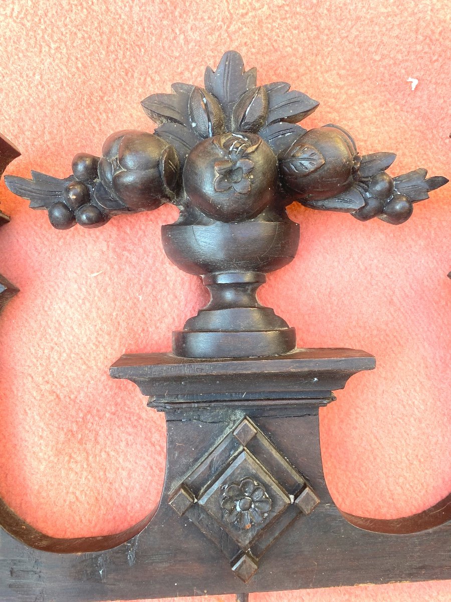 Beautiful Pediment Called "broken", In Dark Stained Pear Wood Decorated In The Center With A Medici Vase With Fruits-photo-3