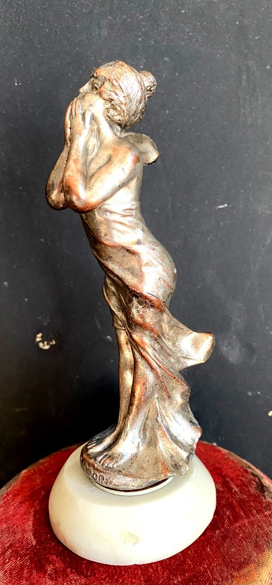 Belle Mascotte De Bouchon De Voiture ,en Bronze Argenté Représentant Une Frileuse Dans Le Vent 