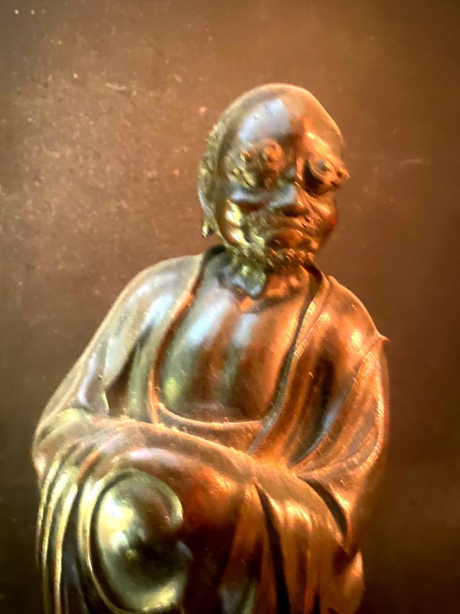 Rare Bronze Chinois ,début XVIIIème, Représentant Debout Le Bodhidharma Dans Son Habit De Moine-photo-2