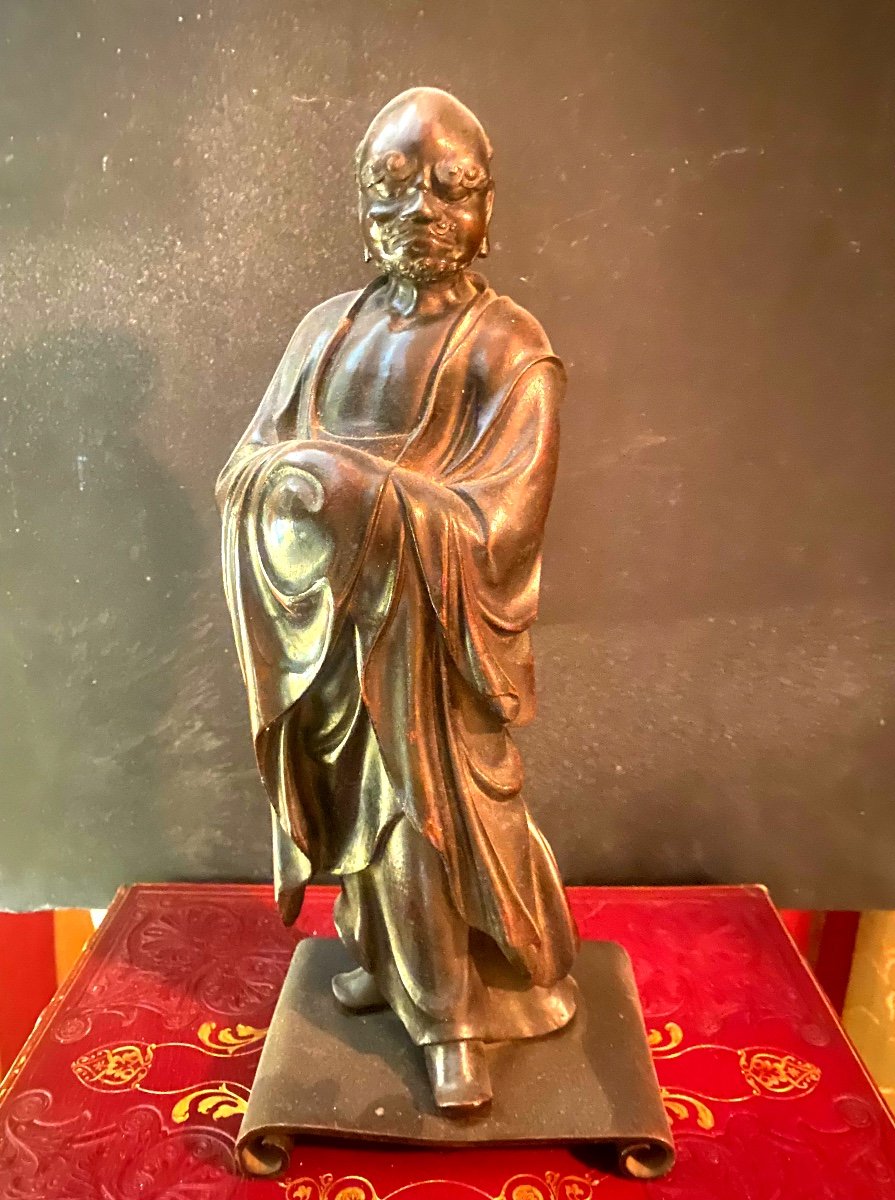 Rare Bronze Chinois ,début XVIIIème, Représentant Debout Le Bodhidharma Dans Son Habit De Moine